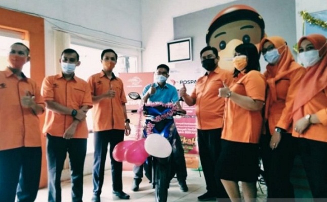 Stefanus menjadi satu di antara orang yang beruntung karena medapat 1 unit sepeda motor Honda