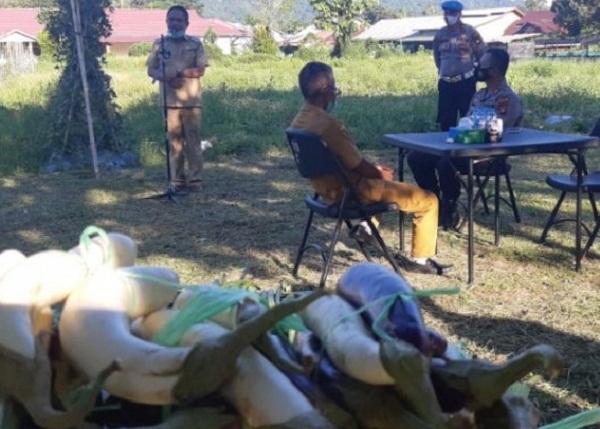 Wakil Bupati Kayong Utara memberikan sambutan saat panen program sinergi tani inisiasi Polres