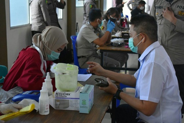 sambut-hut-bhayangkara-ke75-polda-kalbar-sumbangkan-110-kantong-darah
