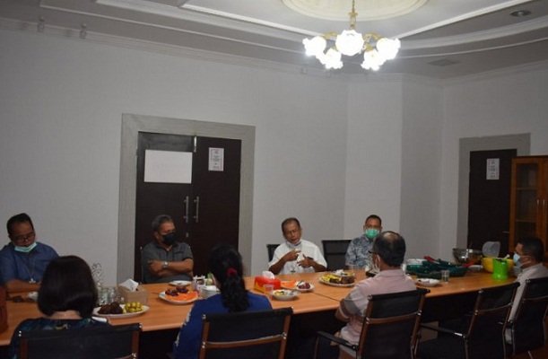 Wakil Bupati Sintang Sudiyanto dan Uskup Sintang Mgr Samuel Oton Sidin OFM Cap bersilaturahmi dan makan malam di Langkau Kita Rumah Dinas Wakil Bupati Sintang