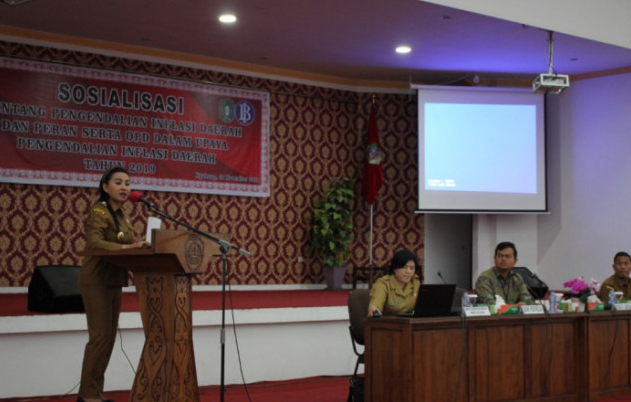 Bupati Landak Karolin saat membuka Sosialisasi Tentang Pengendalian Inflasi Daerah dan Peran serta OPD Dalam Upaya Pengendalian Inflasi Daerah