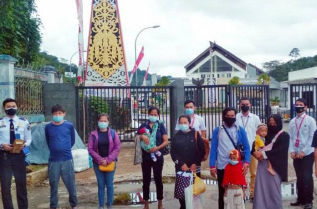 Sepuluh PMI berkondisi khusus saat tiba di PLBN Entikong, Sanggau Kalbar.