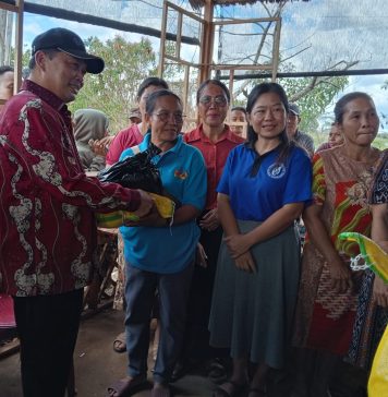 PEMPROV KALBAR BERI BANTUAN WARGA TERDAMPAK BANJIR